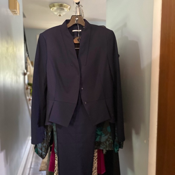 Navy  T Tahari size 6 suit blazer and slacks. - Picture 4 of 5